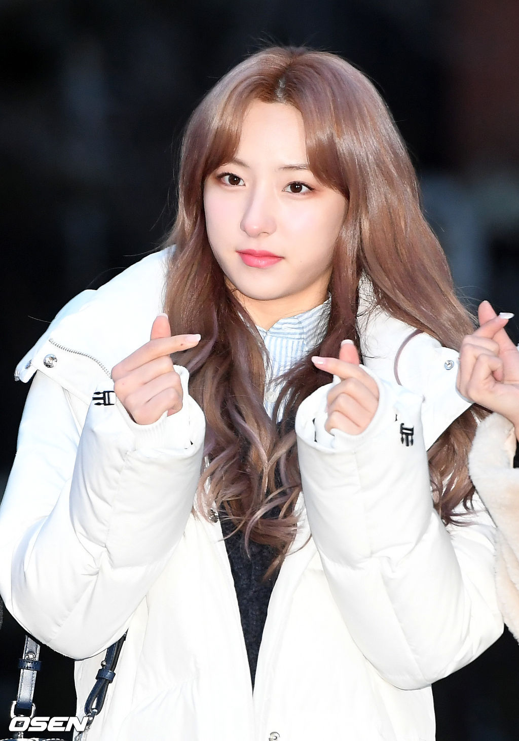 [사진]우주소녀 은서,꿀피부 뽐내며 손하트