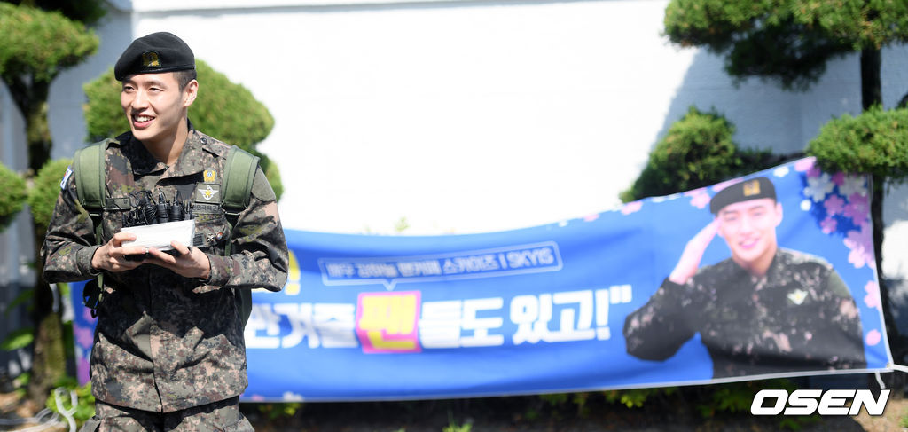[사진]팬들이 준비한 플래카드에 미소 짓는 강하늘