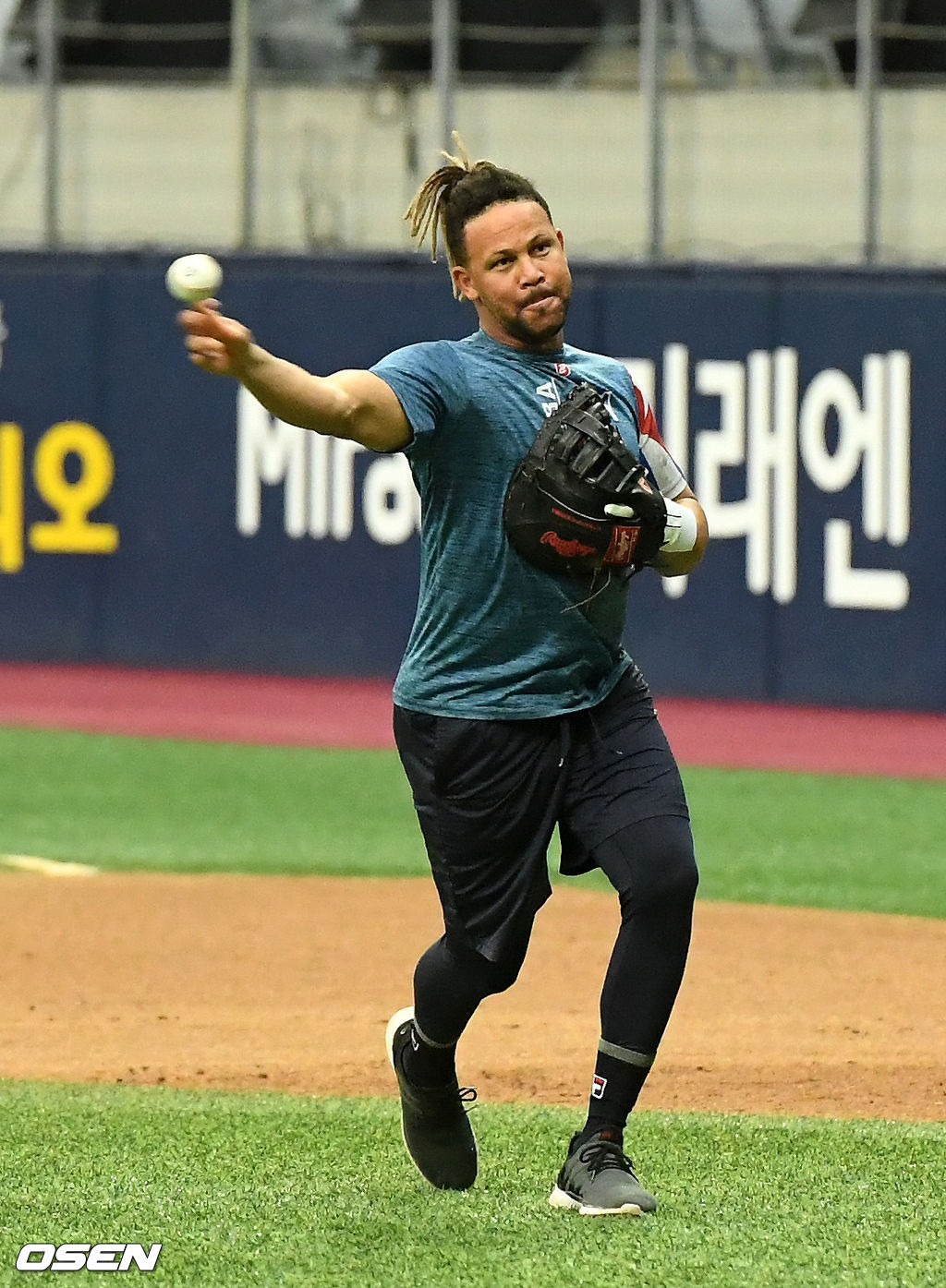 [사진]페르난데스,헤어스타일 뽐내며 수비 훈련