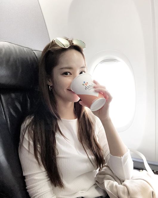박민영, 기내서 커피 한 잔의 여유..오늘도 미모 열일 중 [★SHOT!]