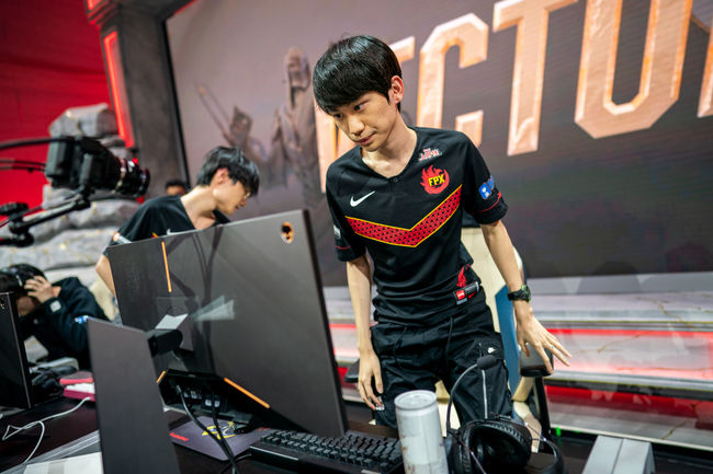 [롤드컵] LPL 1번 시드 펀플러스, 단두대 매치서 J팀 꺾고 8강 합류