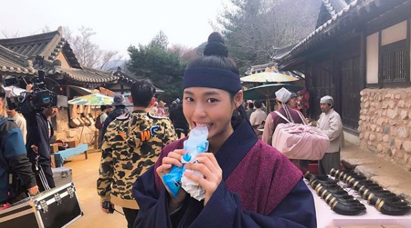 설현, 나의 나라 촬영장서 아이스크림 먹어요..어딘가 개구진 표정[★SHOT!]