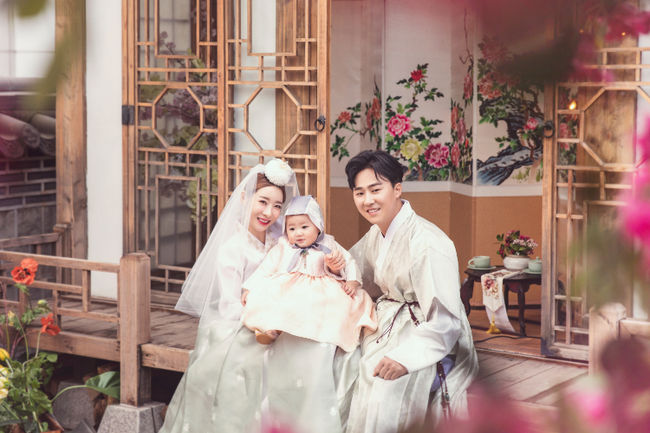 안소미, 결혼 1주년+딸 돌 기념 리마인드 웨딩사진 공개 ‘인간비타민 가족’[Oh!쎈 컷]