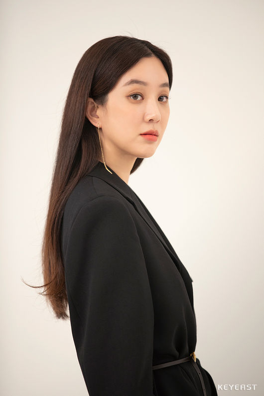 시크X멋쁨 정려원, 스타일 아이콘다운 화보 비하인드 컷 공개[Oh!쎈 컷]