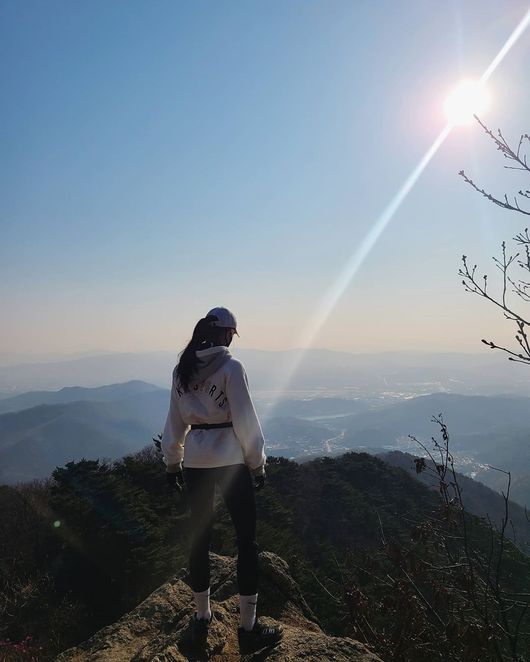 이시영, 또 아침 등산 ‘정상에서 각선미 자랑’..소유진 “시영이 최고”[★SHOT!]