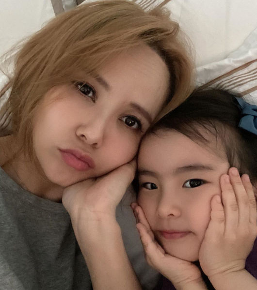 김지우, 똑 닮은 딸 루아와 함께 꽃받침 母女 충전 끝 [★SHOT!]