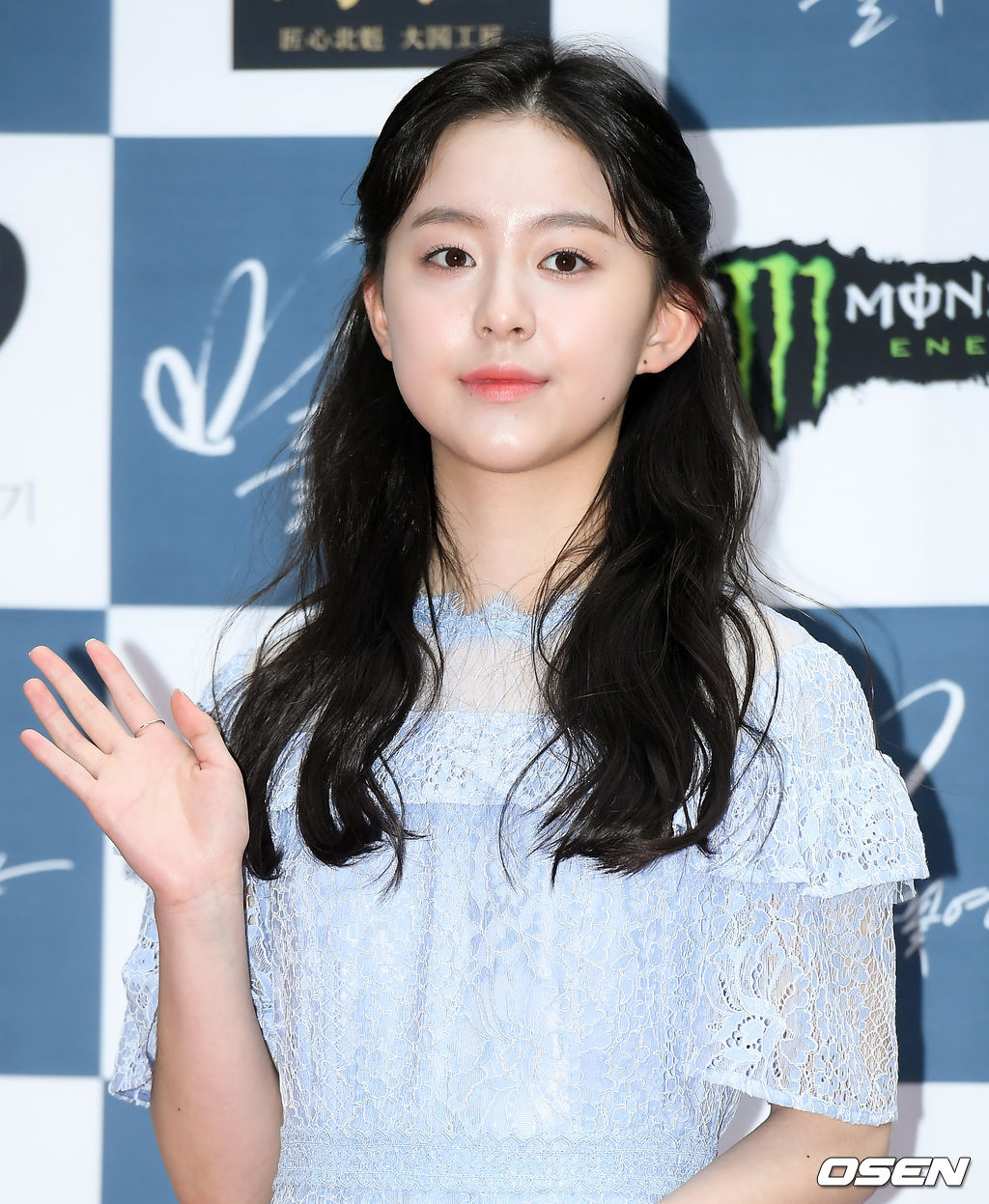 [사진]박지후,하늘빛 펀칭 레이스
