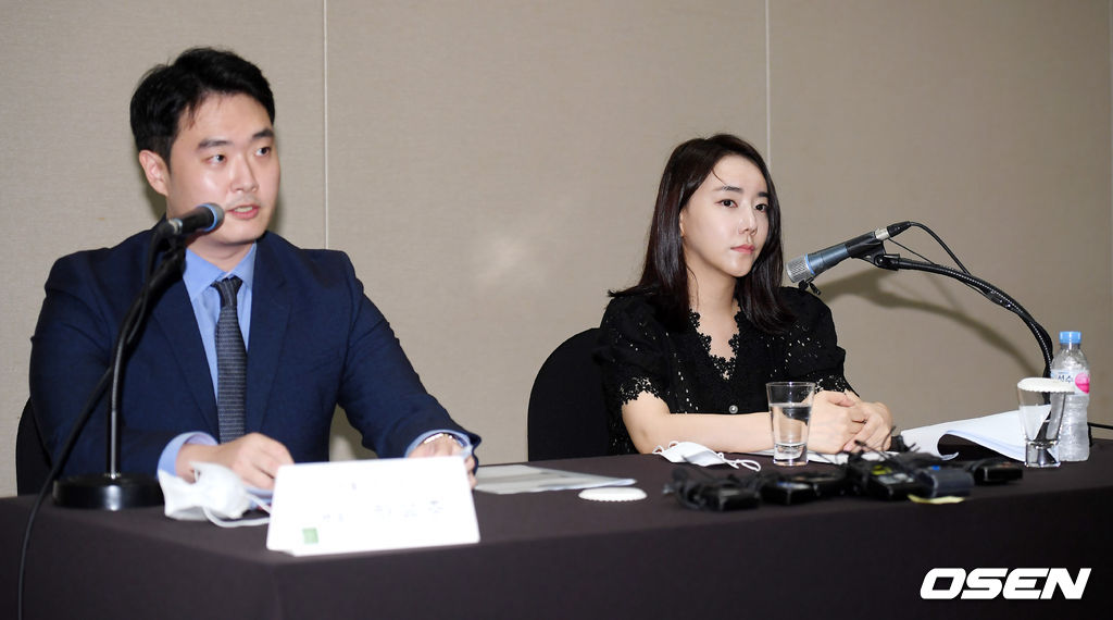 [사진]변호사와 기자회견 참석한 박수인