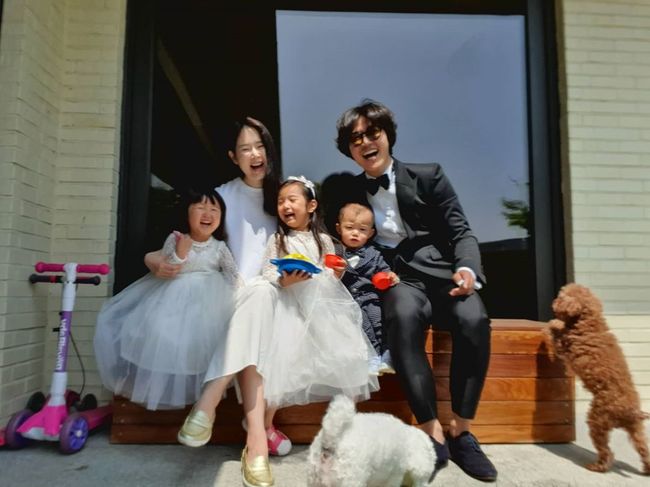 윤상현♥︎메이비, 아이들과 드레스+턱시도 입고 가족사진 “행복한 우리집!”[★SHOT!]