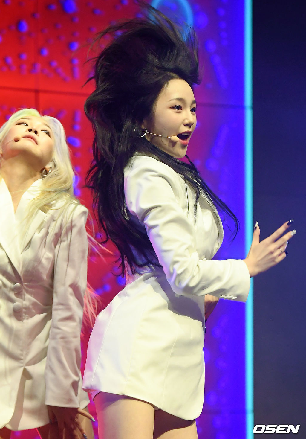 [사진]우아 나나,물결치는 말갈기 헤어