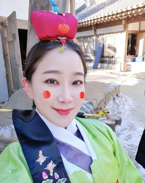 ‘서프라이즈 걔’ 김하영, 연지곤지 찍은 #프로시집러 #연쇄혼인마 “시집가기 지겨워”