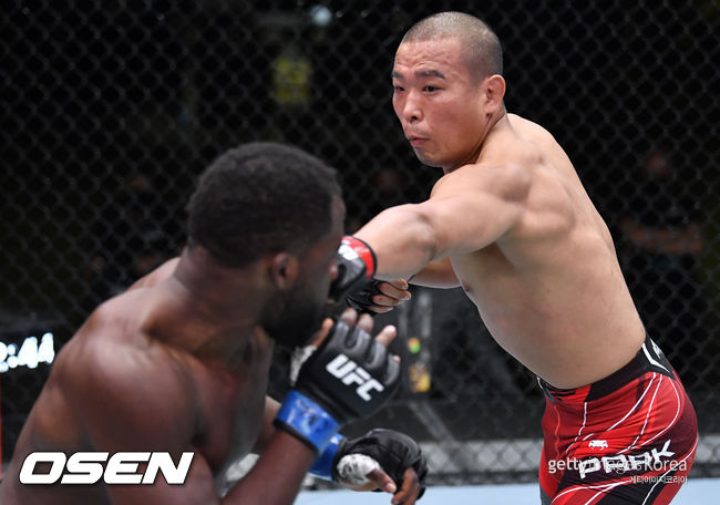 아이언 터틀 박준용, 로블로 위기 넘고 UFC 3연승 질주