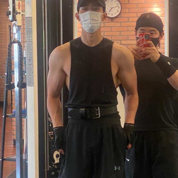 이정신, 터질듯한 팔 근육에 핏줄까지..“힘 엄청 줌” [★SHOT!]