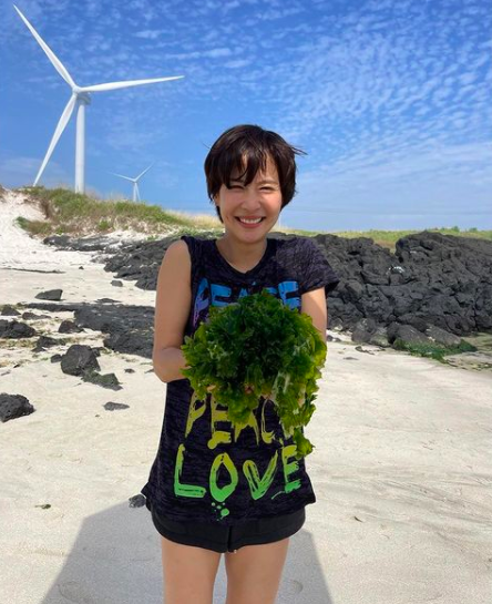 조여정, 누군지 못 알아볼 뻔..바닷가서 반찬거리 구하기