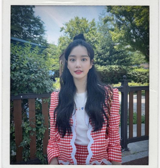 이다인 언니 이유비, 재킷·반스타킹 공격에도 굴하지 않지…반묶음 러블리 헤어