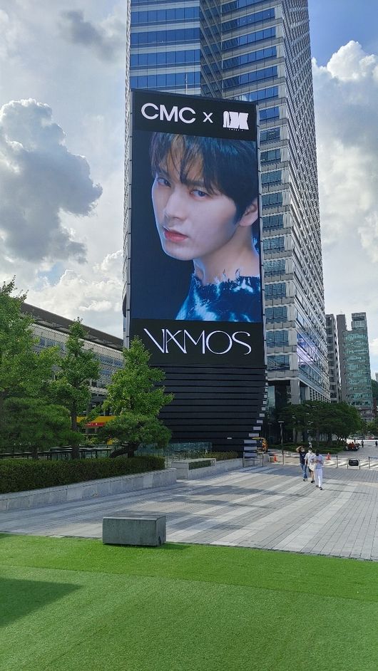 오메가엑스, 한국판 타임스퀘어 코엑스 대형 전광판 장식