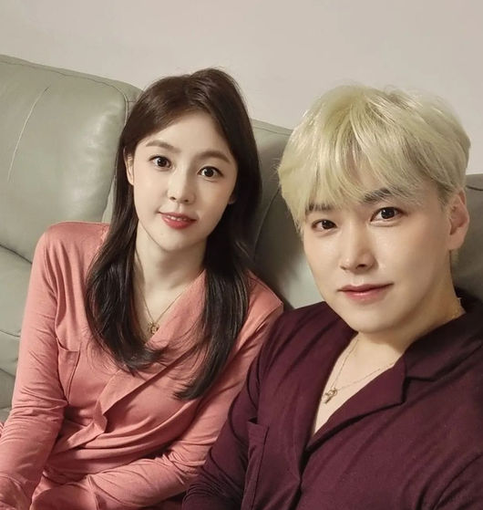 성민♥김사은, 뱀파이어 부부인가? 세월 역행하는 동안 외모!