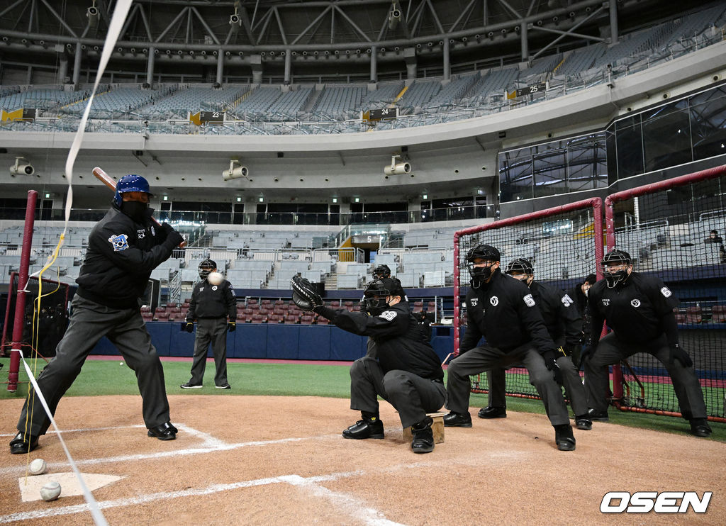 [사진]바뀐 스트라이크 존 적응을 위한 KBO 심판들의 노력