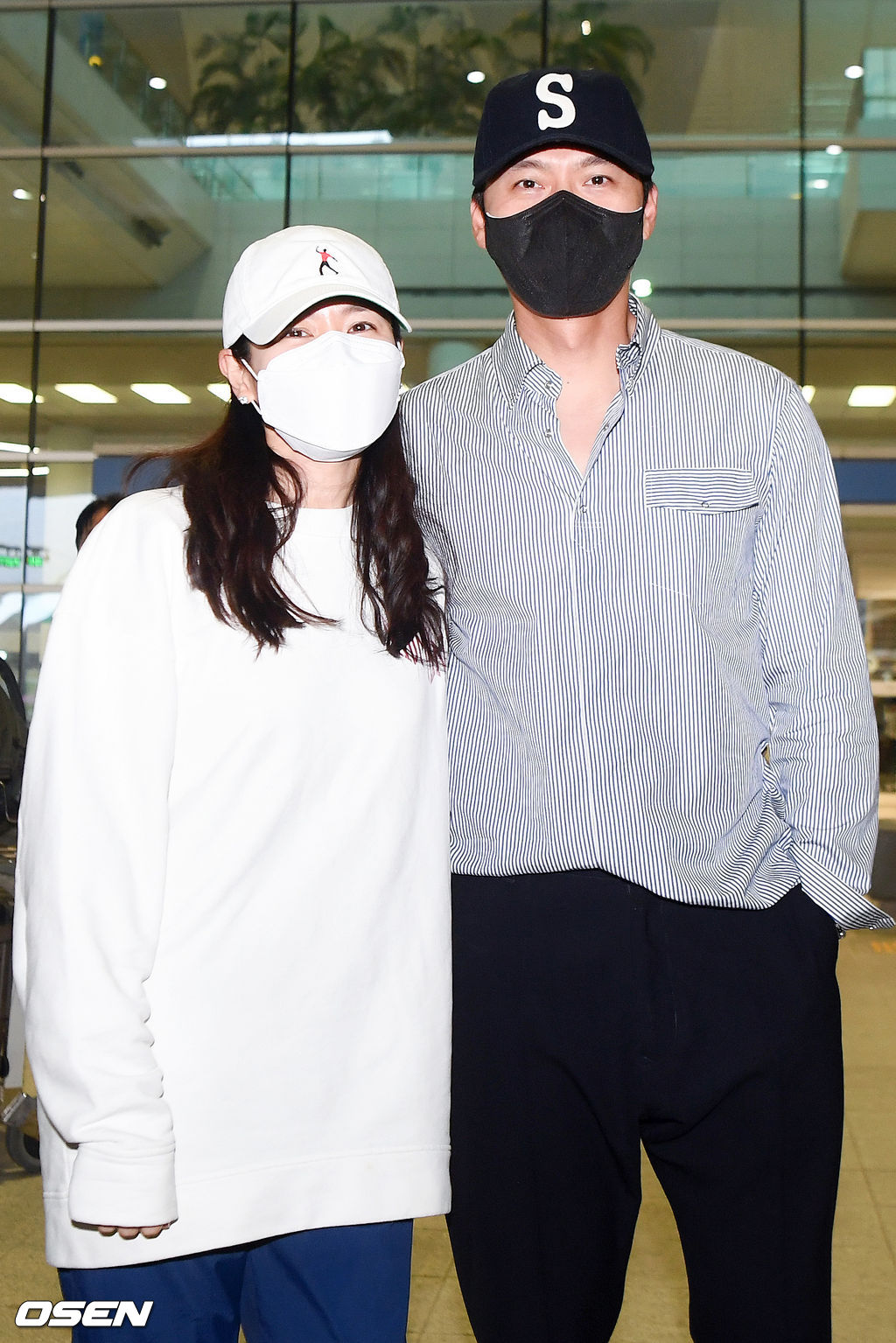 [사진]현빈-손예진,'신혼여행 마치고 다정하게 포즈'