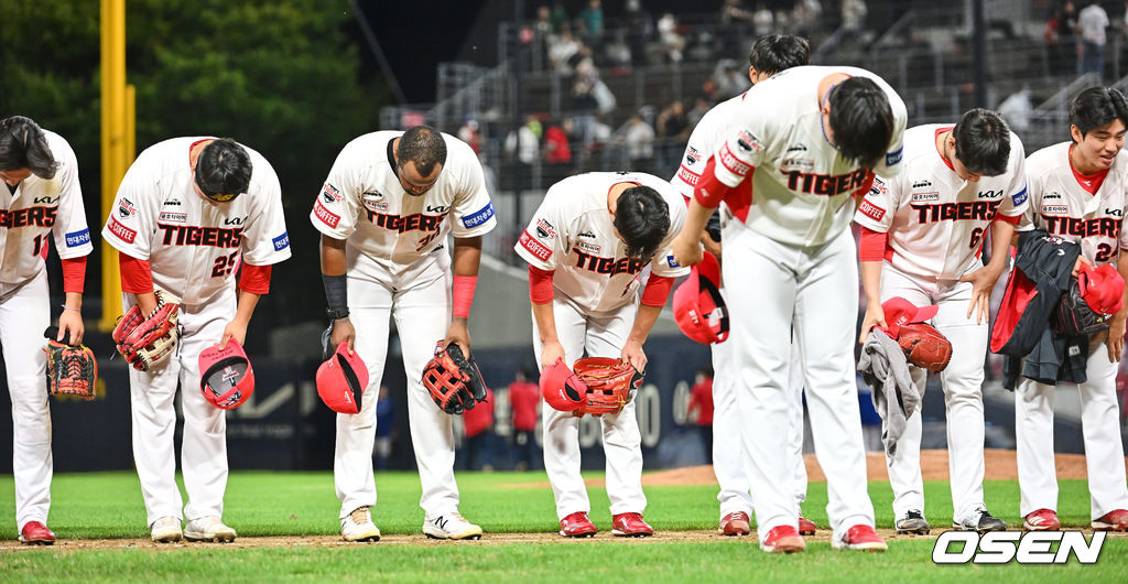[사진] 삼성에 8-3 승리, 인사하는 KIA 선수들