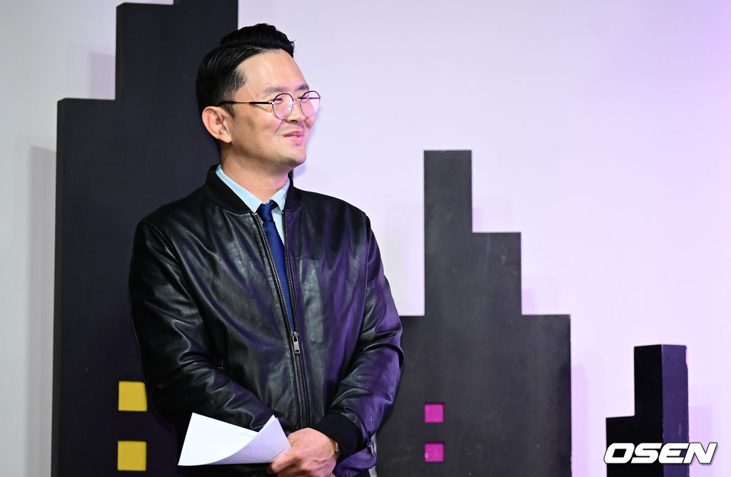 [사진]윤형빈, 자신의 소극장에서 에이블루 바라보며