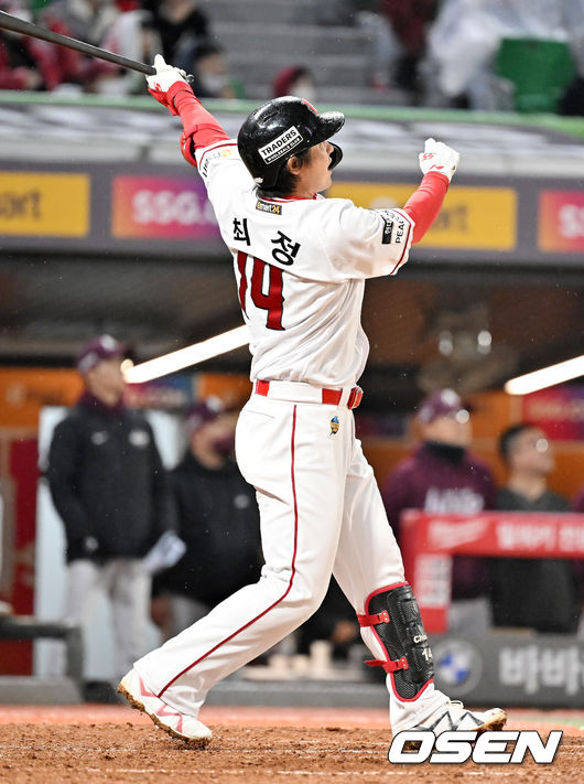 8회 투런 폭발 최정, KS 최다 홈런 기록 타이...SSG는 키움에 2-4 추격 [KS5]