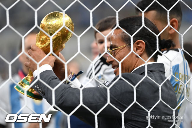 유명 셰프 ‘솔트 배’, 월드컵 시상식 무단접근 논란… FIFA “내부 조치 예정”