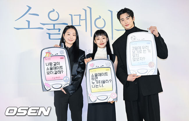 소울메이트 김다미 폴더폰·전소니 디카...1998년 소환한 디테일 [현장의 재구성]