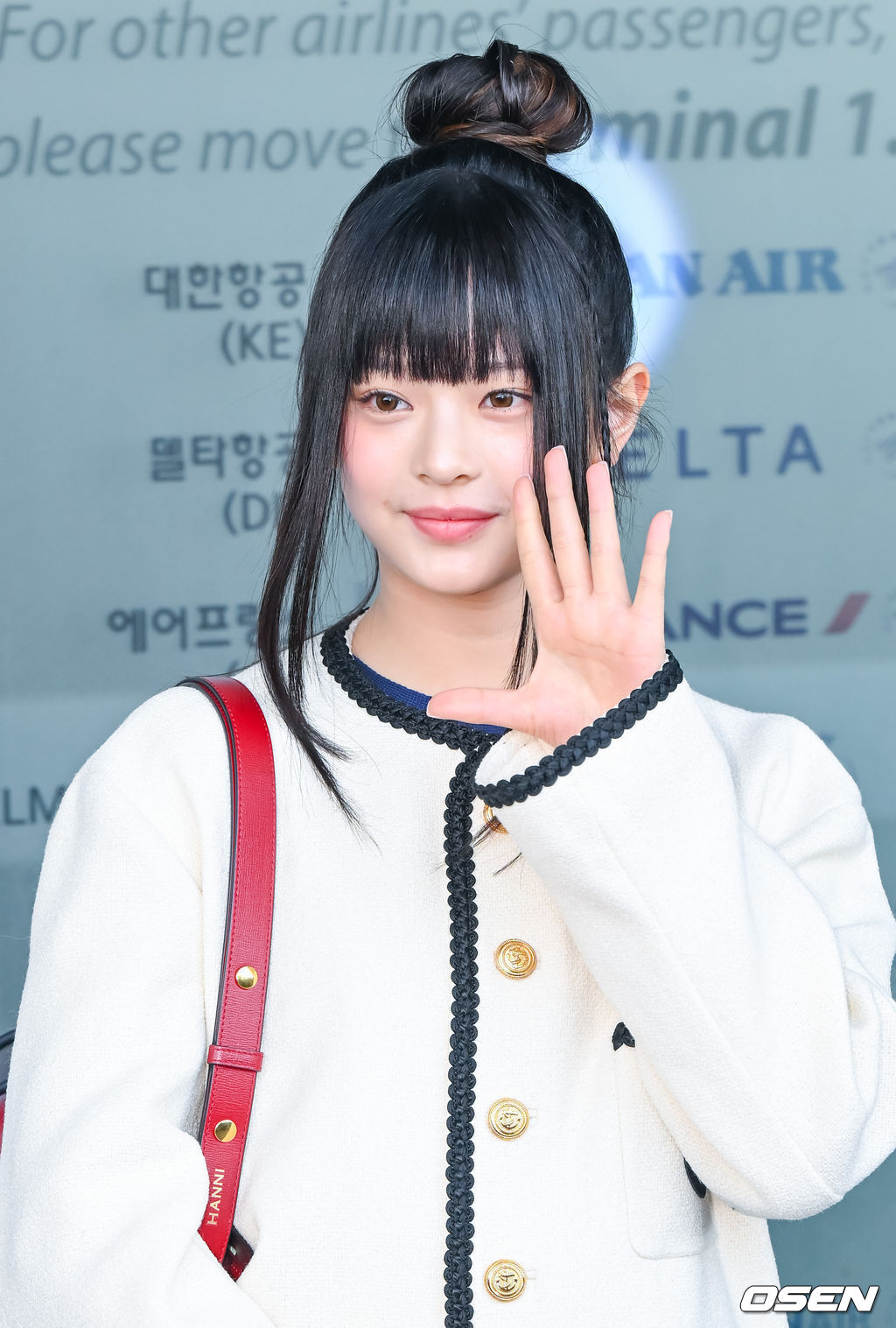 [사진]뉴진스 하니,귀여운 헤어스타일 사랑스러운 손인사