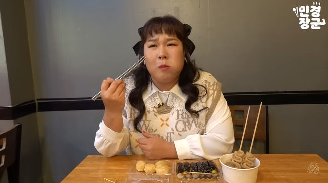 김민경, 우리 여기서 얼마나 더 먹을 수 있을까? 광장시장 휩쓴 먹방 (민경장군)