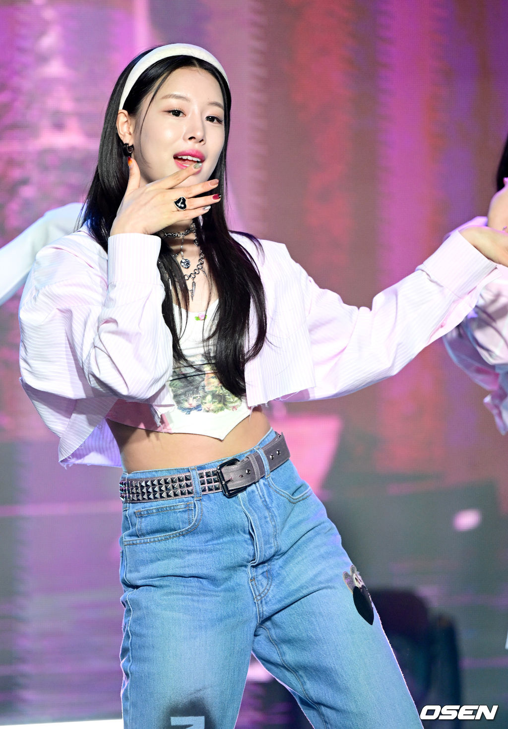 [사진]피프티 피프티 시오, 손끝까지 멋지게