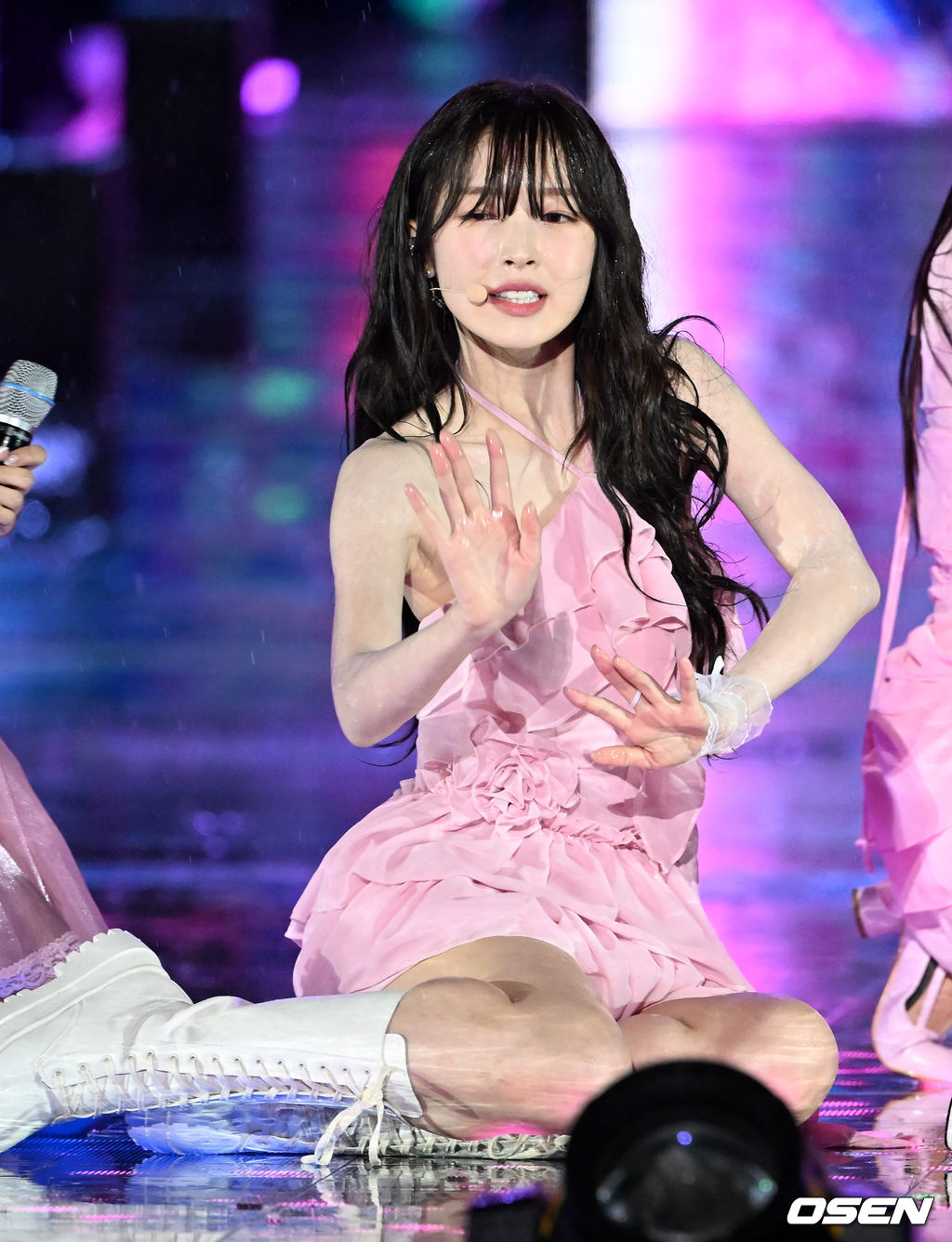[사진]오마이걸 아린,비에 젖은 바닥에 앉아서