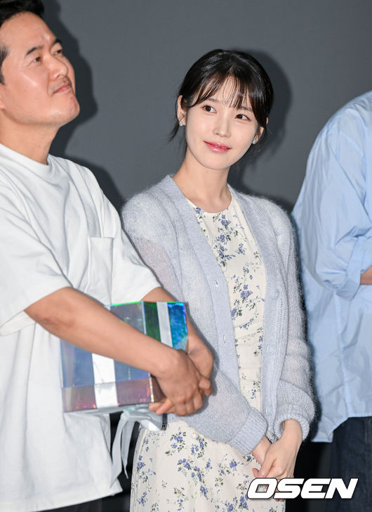 아이유, 황당한 표절 고발에 맞서 첫 공식석상..무대인사서 밝은 얼굴 [Oh!쎈 이슈]