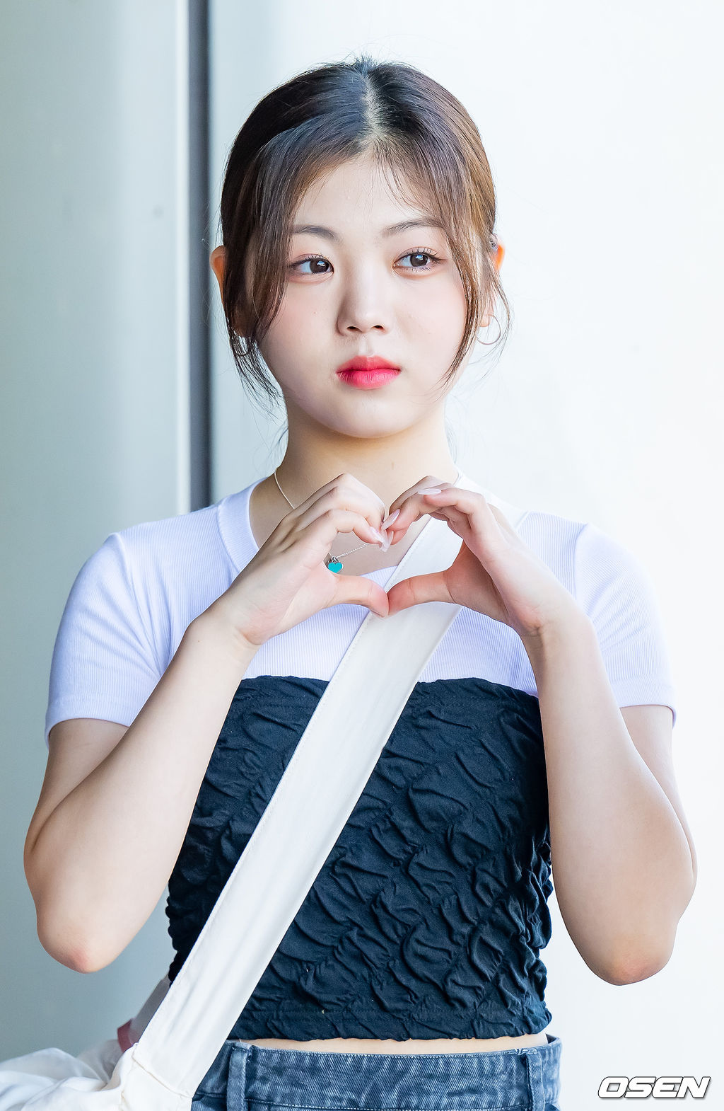 [사진]클라씨 리원,귀여운 손하트