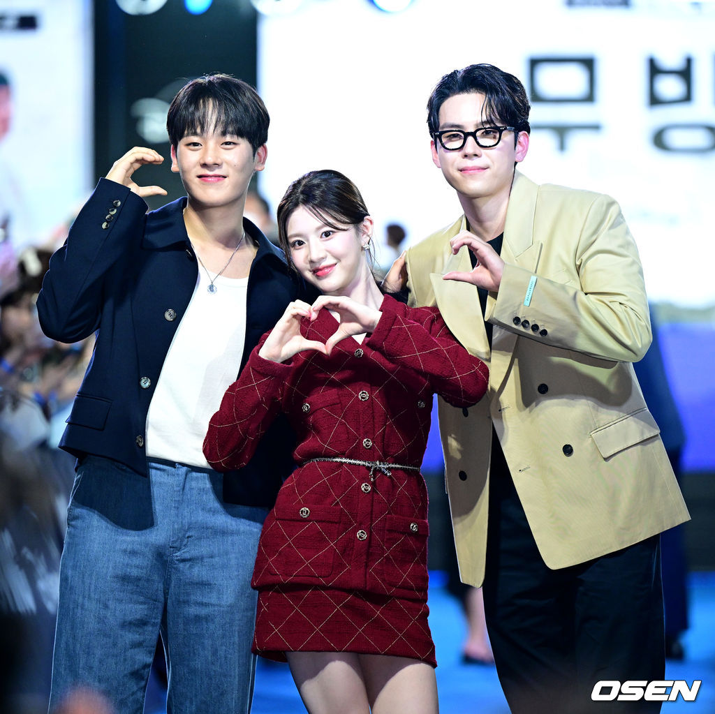 [사진]이정하-김도훈-고윤정, 블루카펫 즐기면서