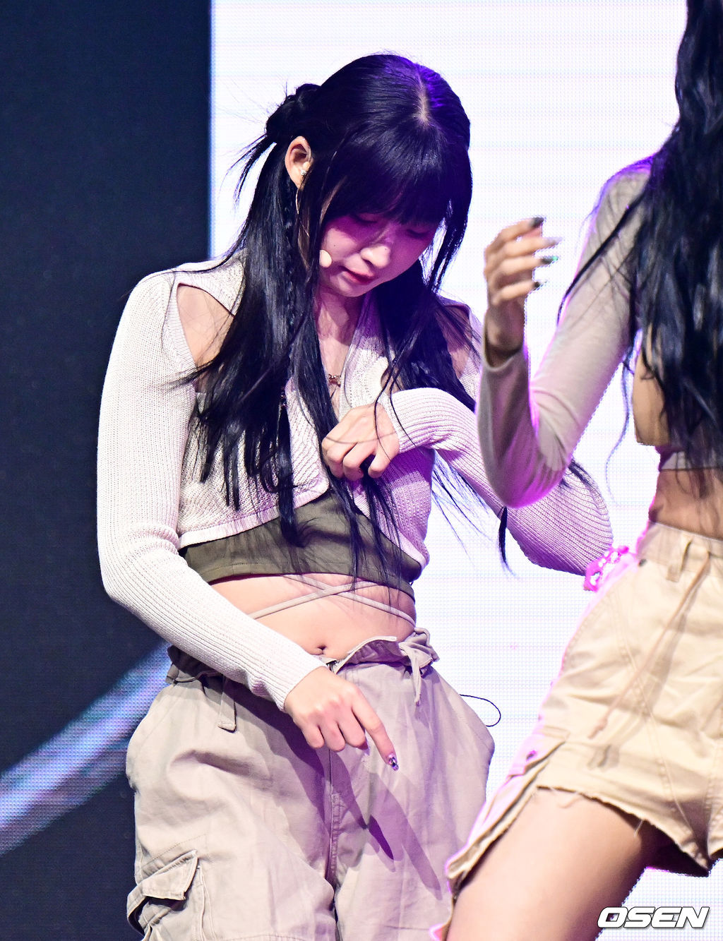 [사진]에버글로우 시현, 공연 도중 난감하네