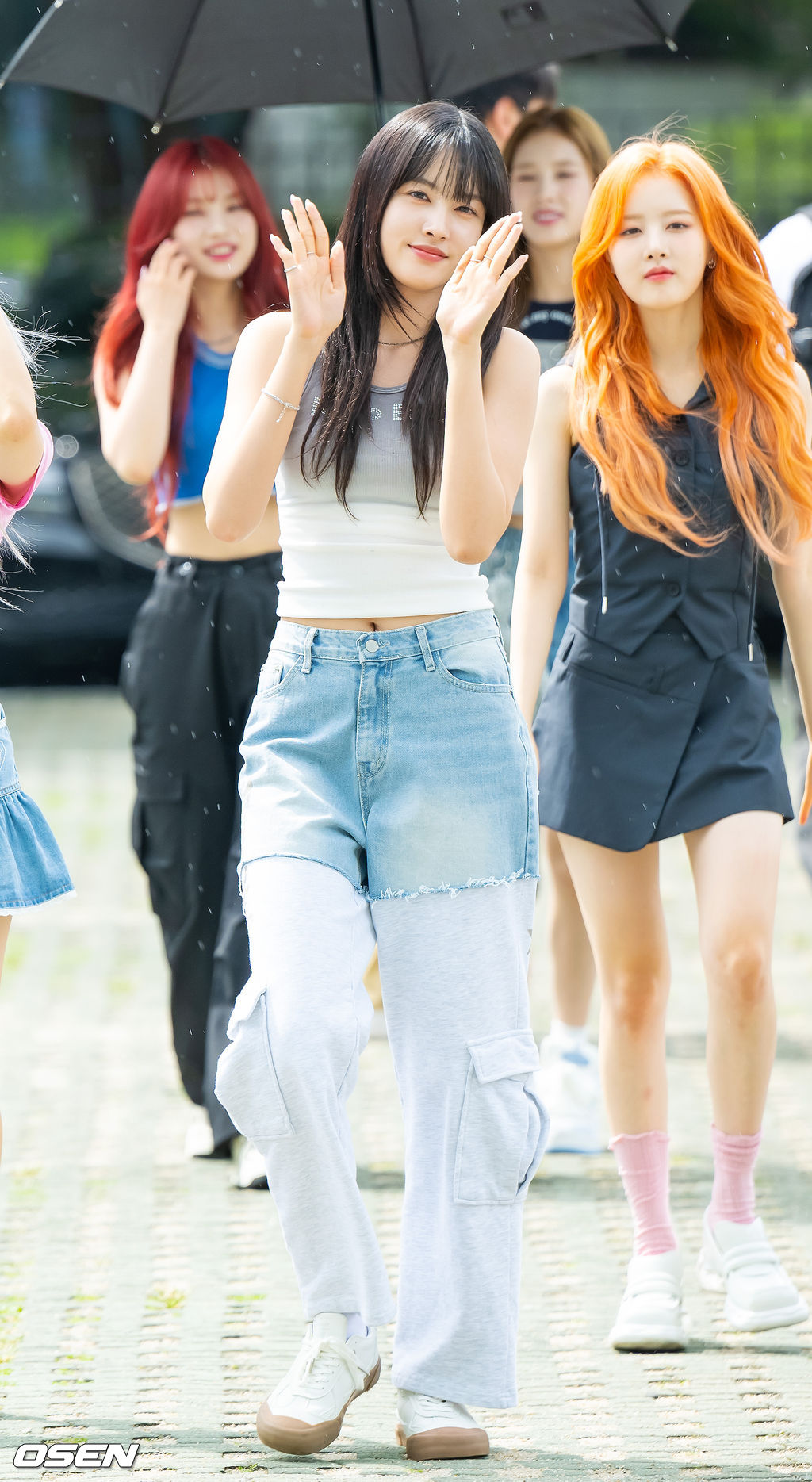 [사진]스테이씨 윤,비를 맞으며 상큼한 출근길