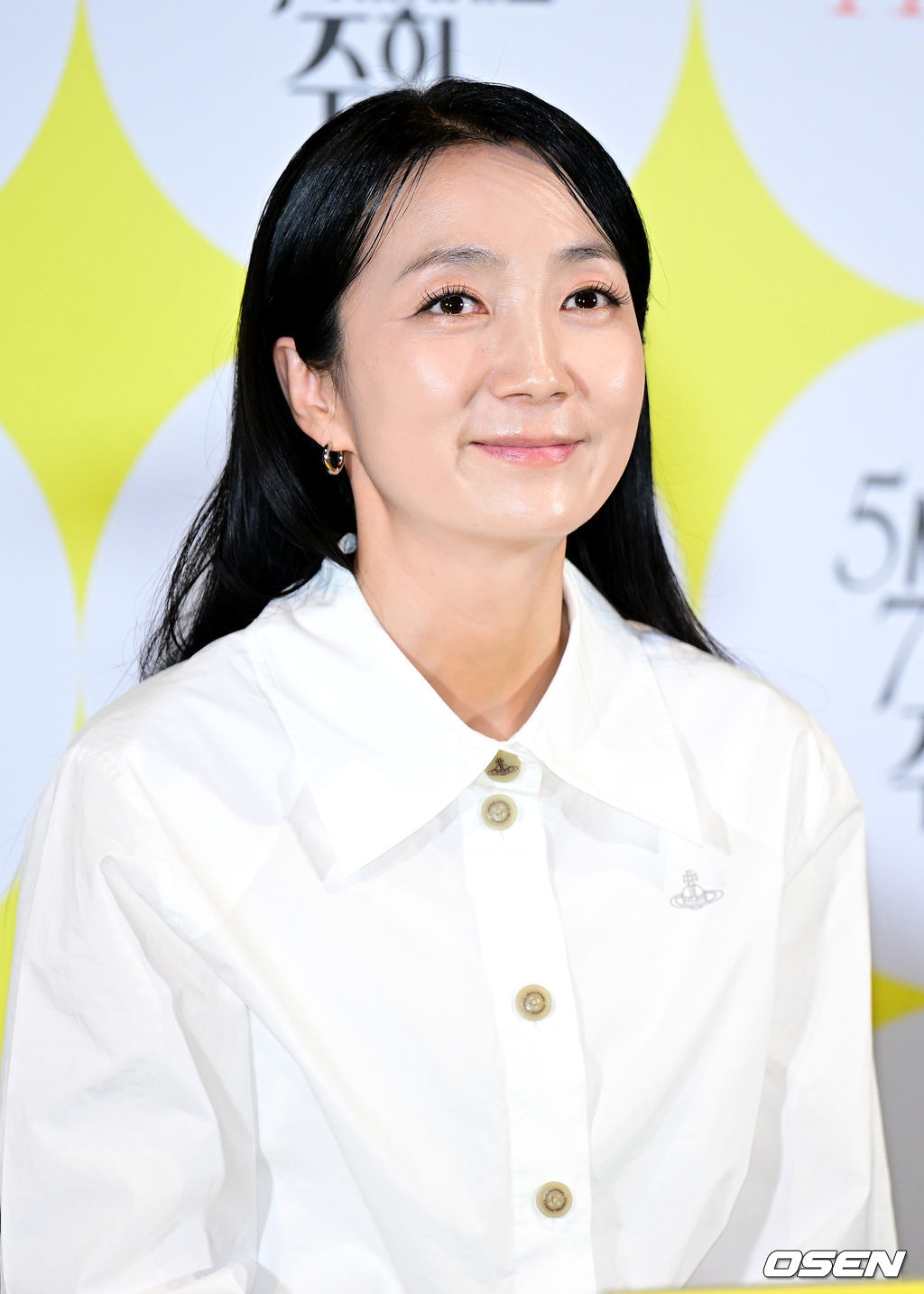 [사진]5시부터 7시까지의 주희 김주령, 미소 머금고