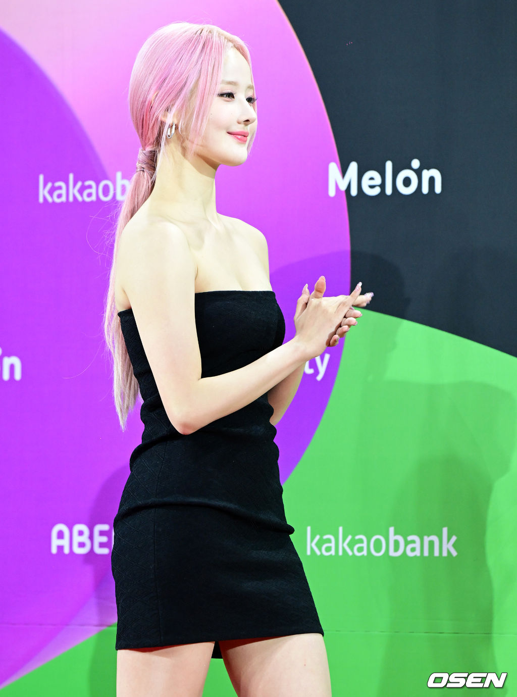 [사진]키스오브라이프 밸, 오프숄더 드레스