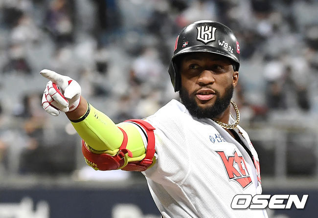 ‘왕의 귀환’ KBO MVP 로하스, 90만 달러에 KT 전격 복귀…‘무패 승률왕’ 쿠에바스도 재계약 [공식발표]