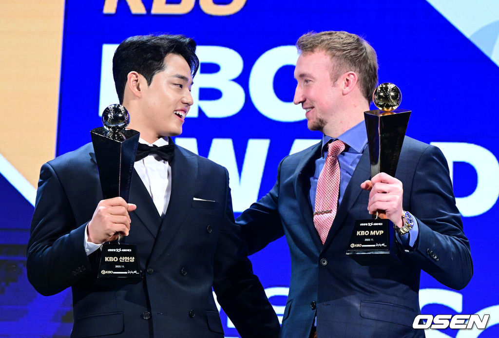 페디 바꿔놓은 그곳으로…연봉 계약도 미루고 미국 간 문동주, 신인왕 프리미엄 기대된다