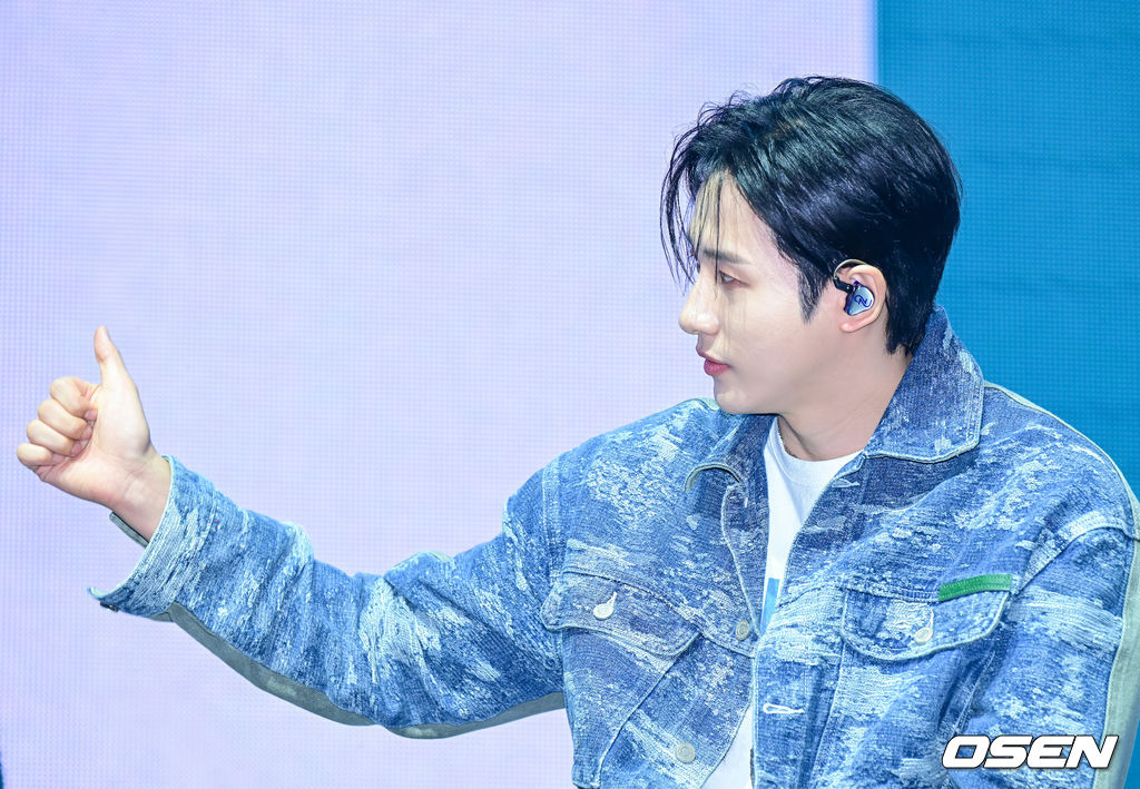 [사진]B1A4 신우, 우리 막내 최고