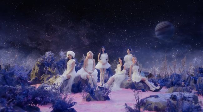 베이비몬스터, 감성 보컬로 완성한 한겨울의 판타지아 Stuck In The Middle’ [한밤의 신곡]