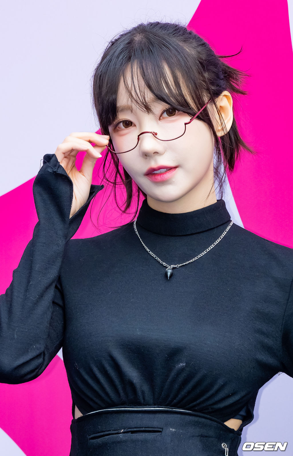 [사진]QWER 마젠타,독특한 안경테