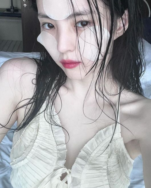 비칠듯 투명한 피부, 한소희…“우윳빛 피부란 이런 것”