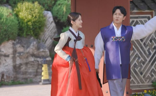 선넘은 방송커플? 김동완♥︎서윤아, 예식장서 한복 입고 200일 기념사진 촬영 (신랑수업)