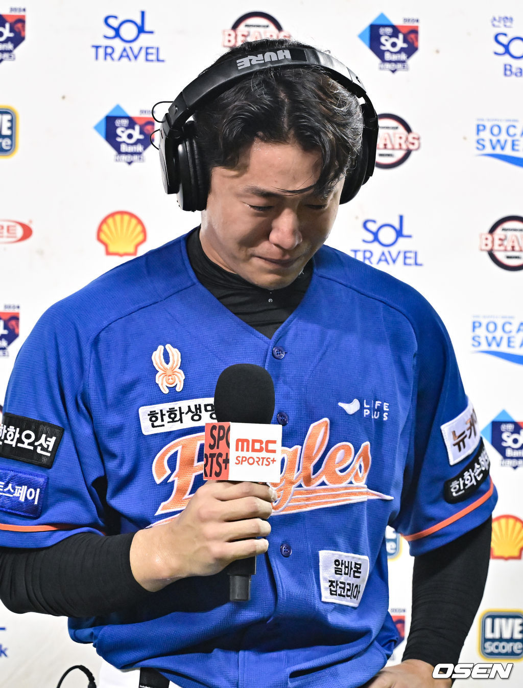 [사진]눈물 보이며 인터뷰하는 이상규
