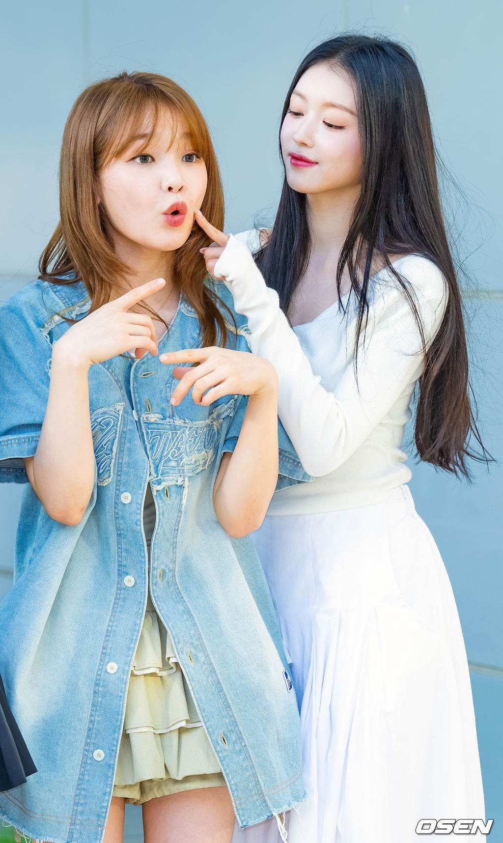 [사진]오마이걸 유아,승희 볼에 콕
