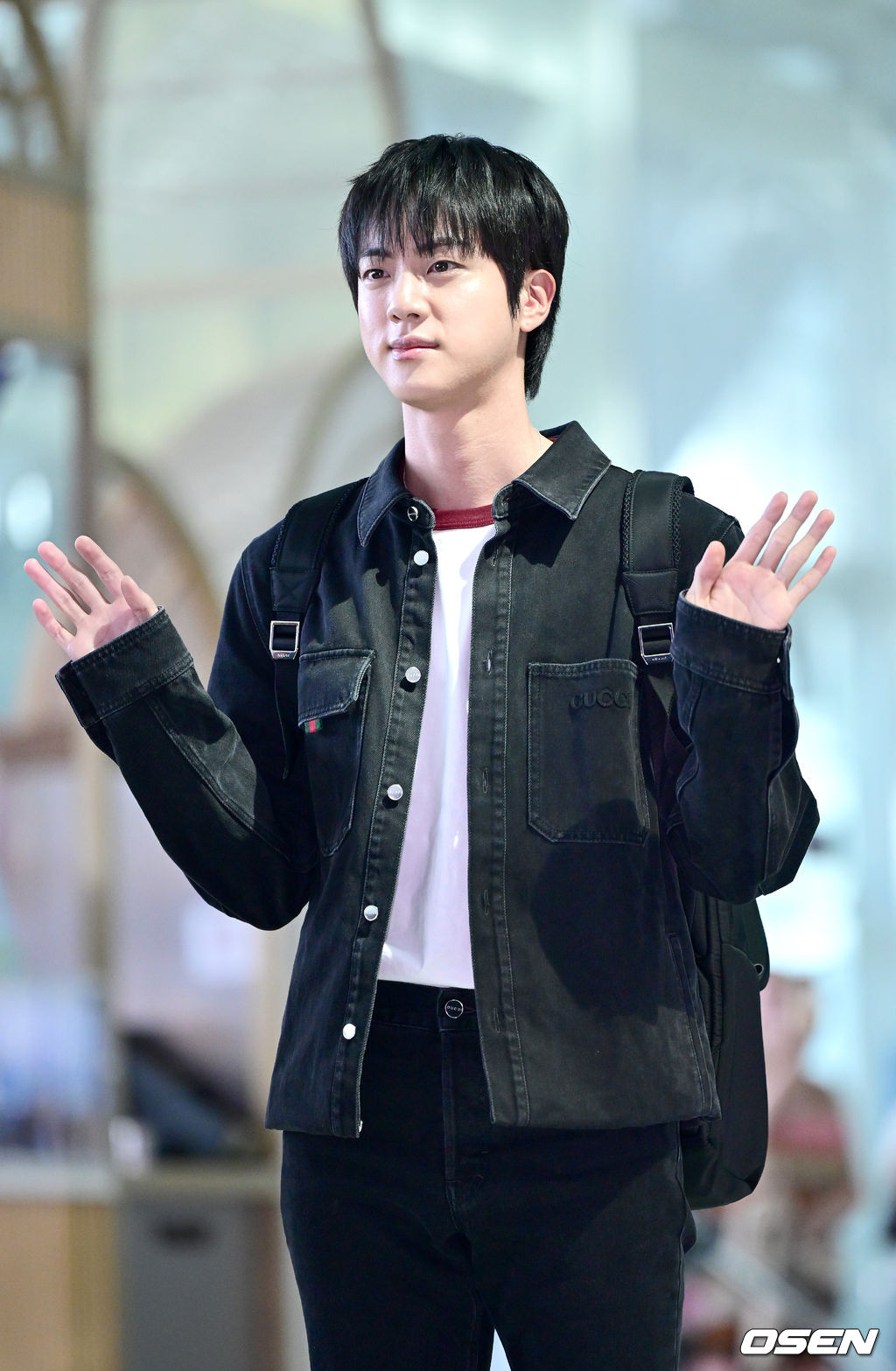 [사진]BTS 진, 조각 미남의 손인사