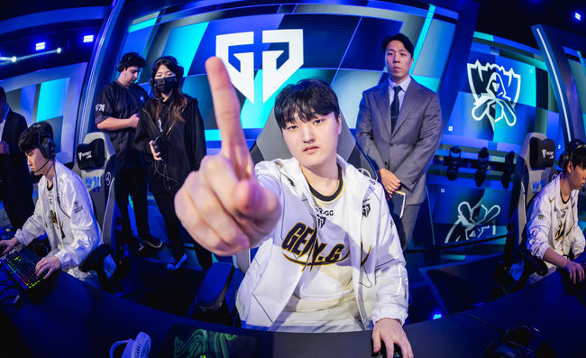 [롤드컵] 파워랭킹 1위 젠지, TES 꺾고 스위스 스테이지 2연승 행진